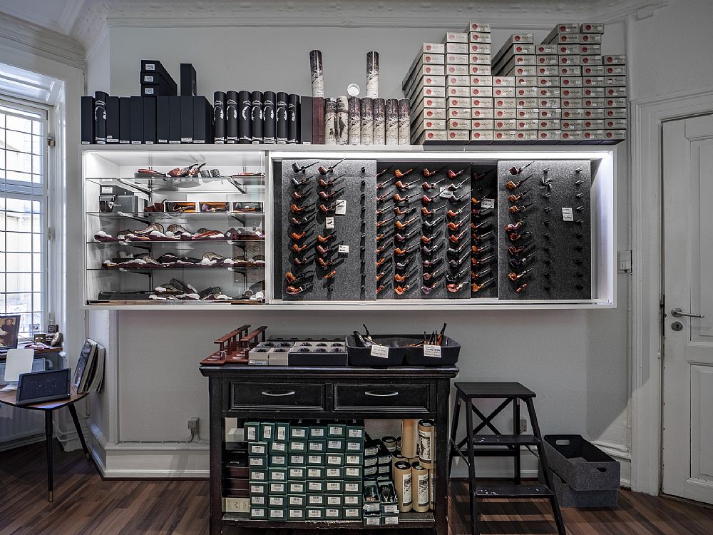 The Danish Pipe Shop — 店内实景