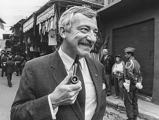 Uffe Ellemann-Jensen and his pipes - The Danish Pipe Shop